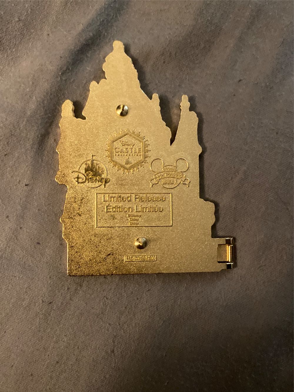 Disney Castle Collection Beauty And The Beast Belle - Jumbo/Hinged pin collectible [Barcode 465055101520] - Main Image 2