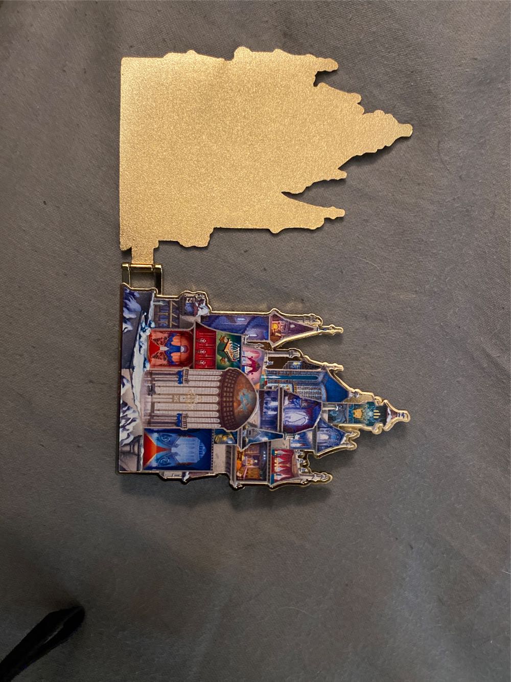 Disney Castle Collection Beauty And The Beast Belle - Jumbo/Hinged pin collectible [Barcode 465055101520] - Main Image 3