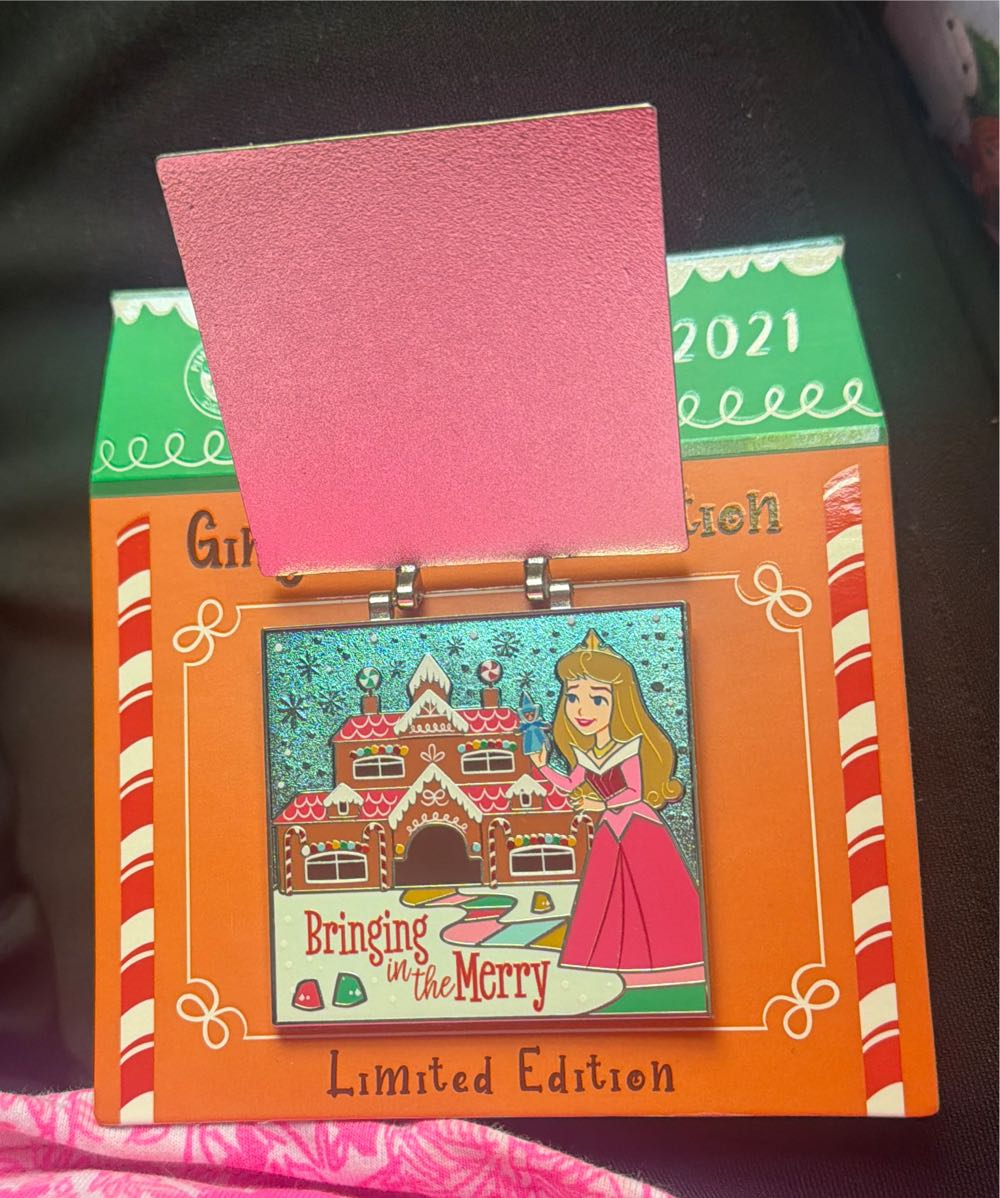 2021 Grand Floridian Gingerbread - Disney Pin Resorts/Rides Purchased pin collectible [Barcode 400942916818] - Main Image 2
