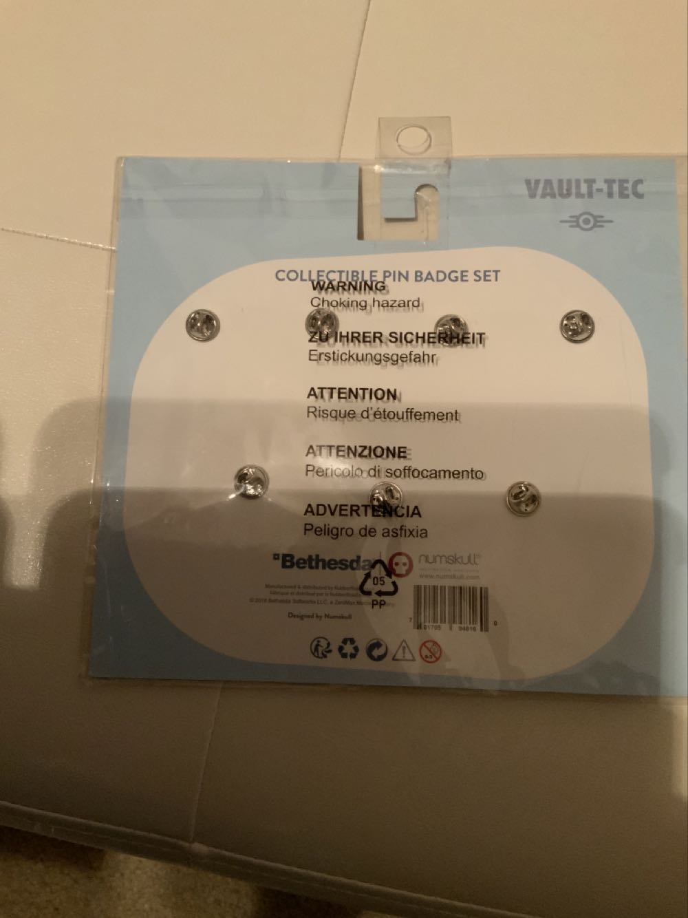 Vault-Tec Collectible Badge Set - Fallout pin collectible [Barcode 701705948160] - Main Image 2