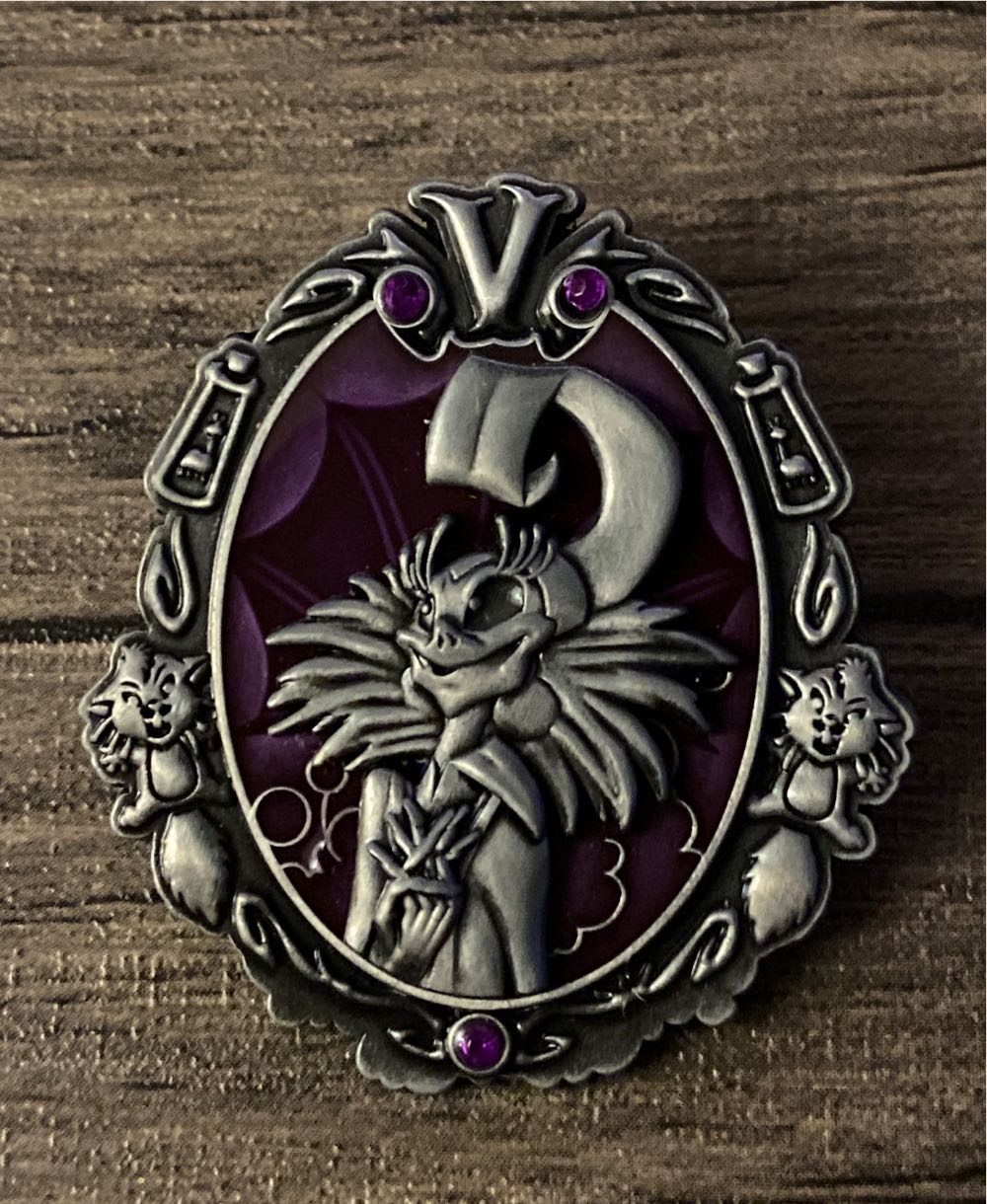 Seven Dwarfs – Grumpy Leaning On Pic