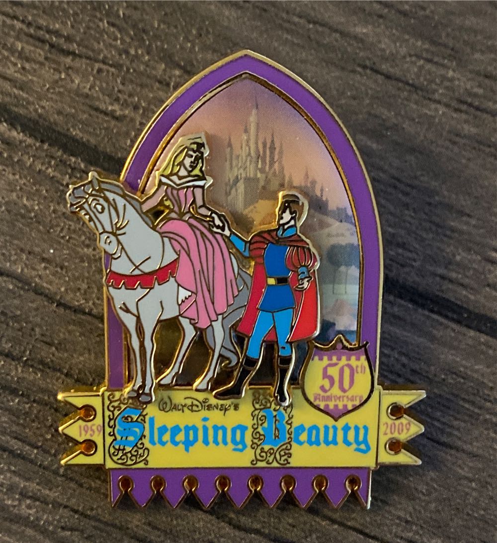 40853 - D23 2021 Welcome Gift - Walt Disney World 50th Anniversary - Florida's Fab Five
Henry the Bear ONLY