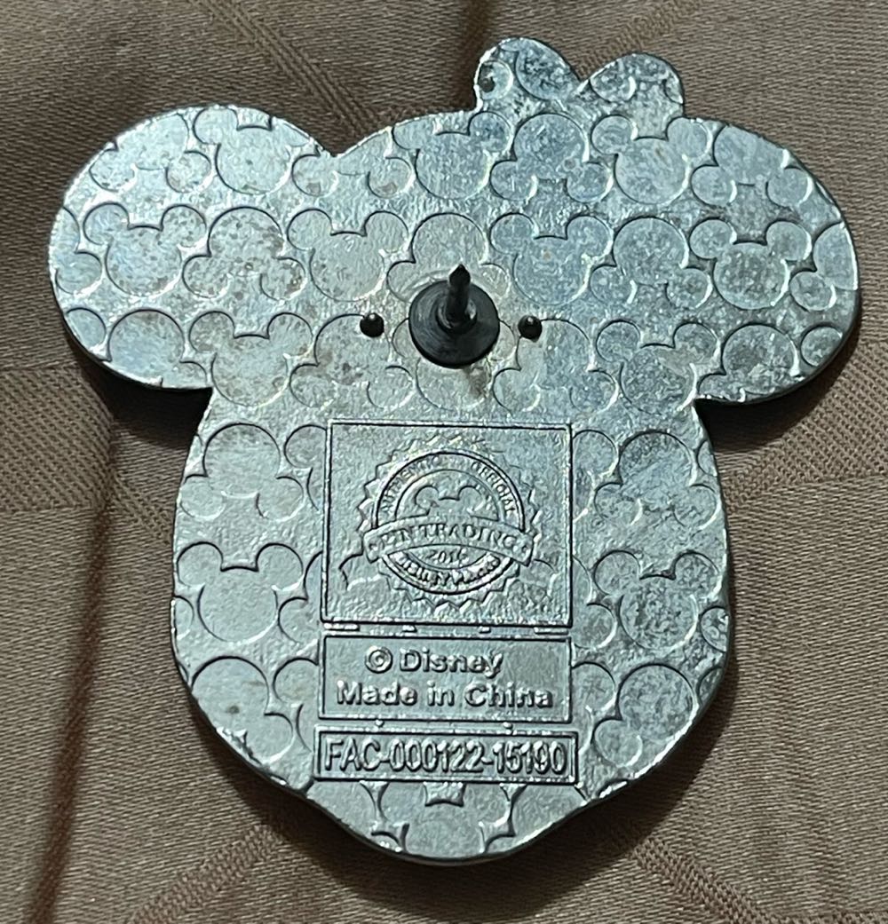 Minnie Mouse With Red Hat (Sculpted Pin) - Disneyland Paris Pin - Rack pin collectible - Main Image 2