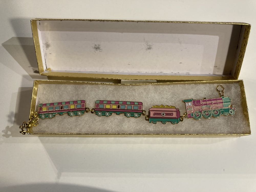 *  pin collectible - Main Image 2