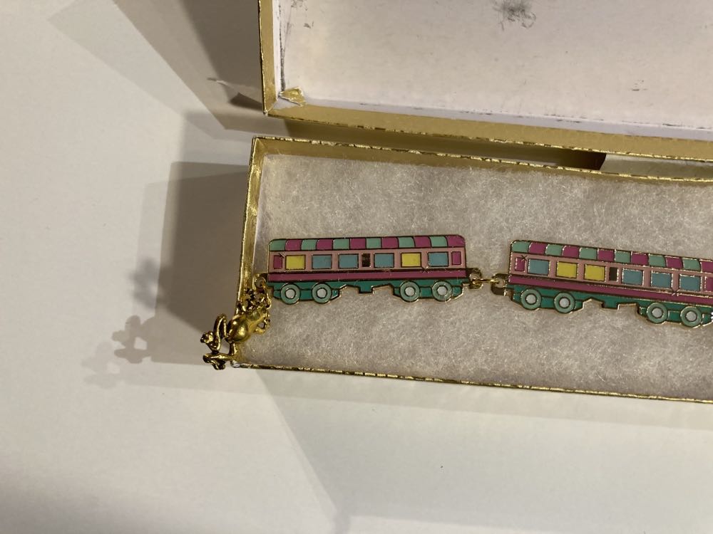 *  pin collectible - Main Image 3