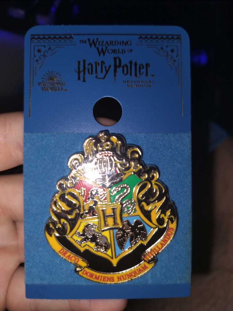 Wizarding World Of Harry Potter - Hogwarts Crest - Harry Potter pin collectible [Barcode 400012307003] - Main Image 2