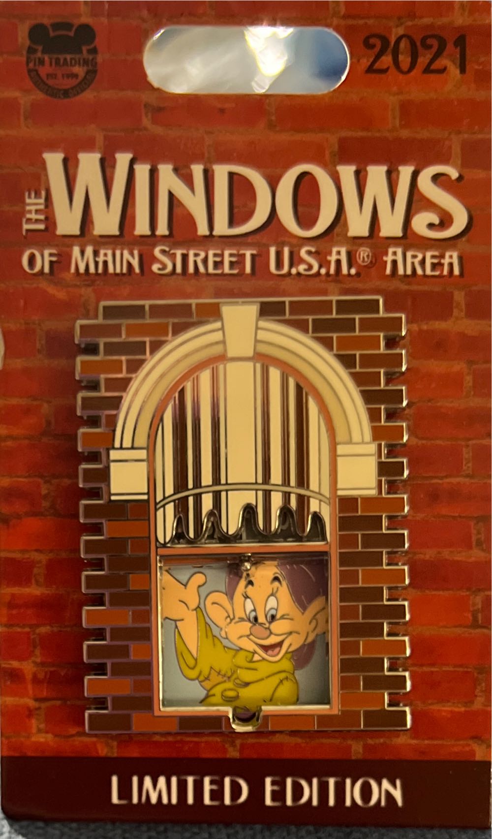 DLR The Windows Of Main Street USA Dopey - Disney Parks Pin Trading pin collectible [Barcode 400939063365] - Main Image 2