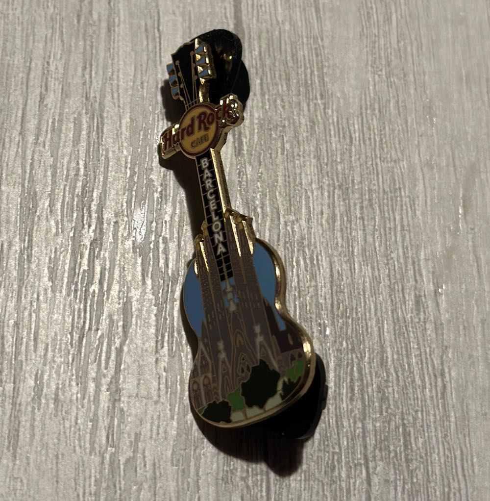 Barcelona sadrafamilia guitar - Guitar Pin pin collectible [Barcode 008934723330] - Main Image 2