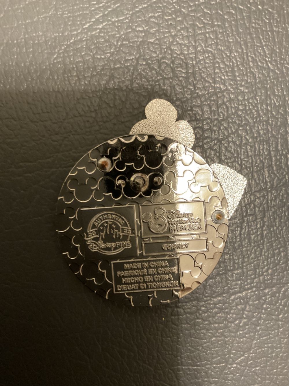 Disney Vacation Club - Mickey Carrying Suitcase 2022  pin collectible - Main Image 2