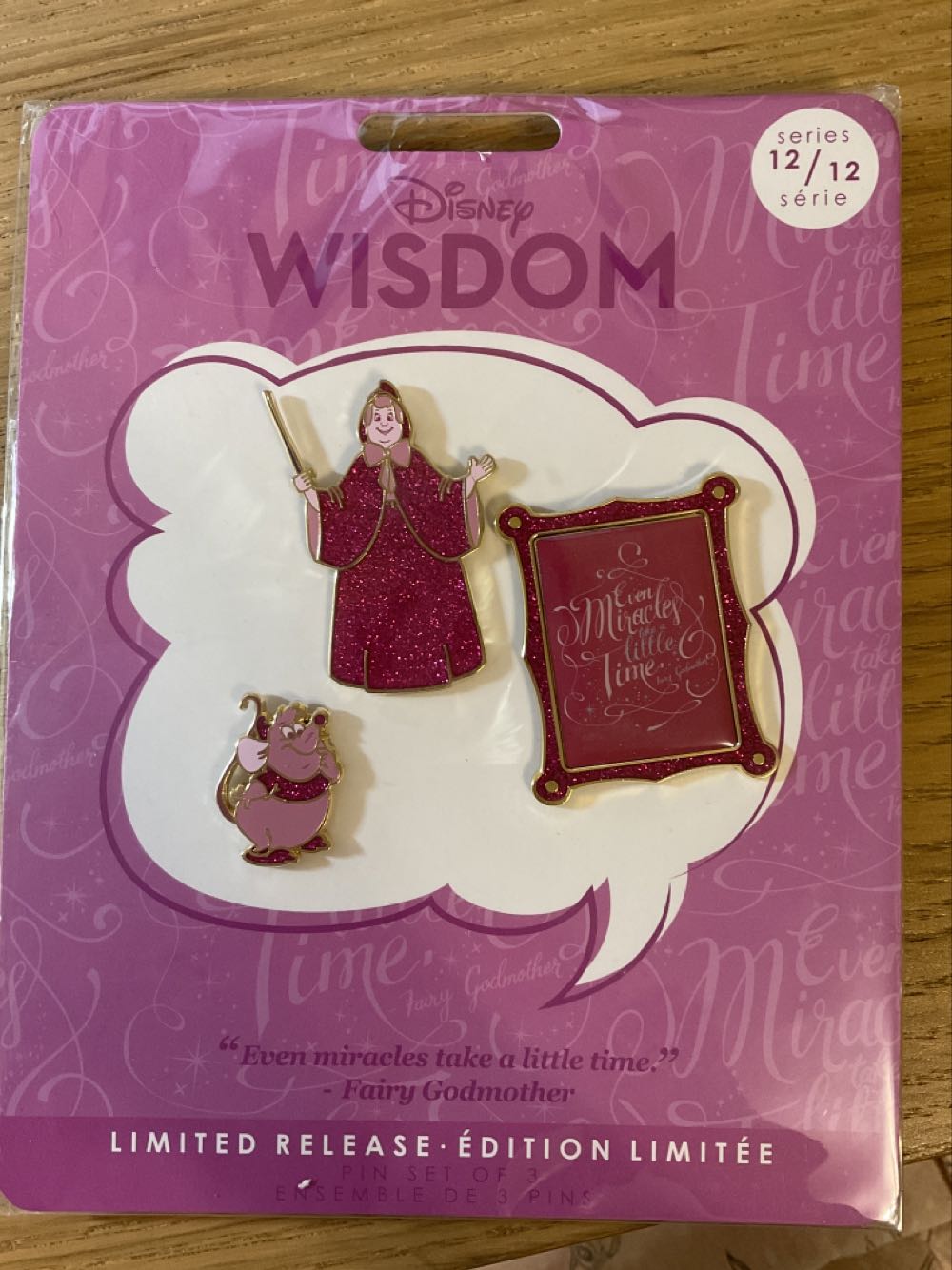 Star Trek: Discovery: Command Badge @ Forbiddenplanet.com