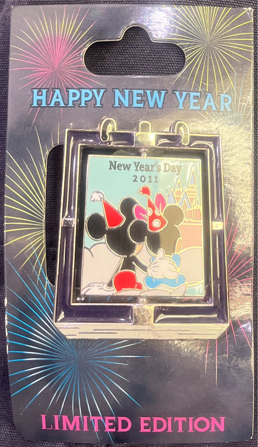 New Year Eve 2010 /  New Year 2011  pin collectible [Barcode 400002087120] - Main Image 2