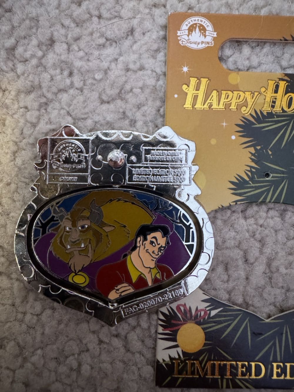 Grand Floridian Holiday Ornament 2022 - Gaston And Beast - Limited Edition pin collectible [Barcode 400951069529] - Main Image 3