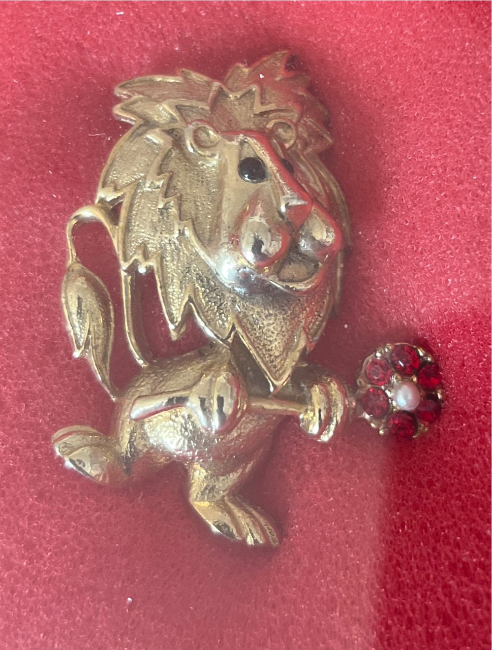 Gerry’s Vintage Gold Tone Lion With Flower Brooch  pin collectible - Main Image 2