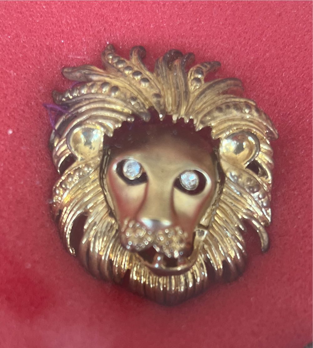 Vintage Goldtone Lion Head Brooch  With Clear Rhinestone Eyes, Unbranded  pin collectible - Main Image 2