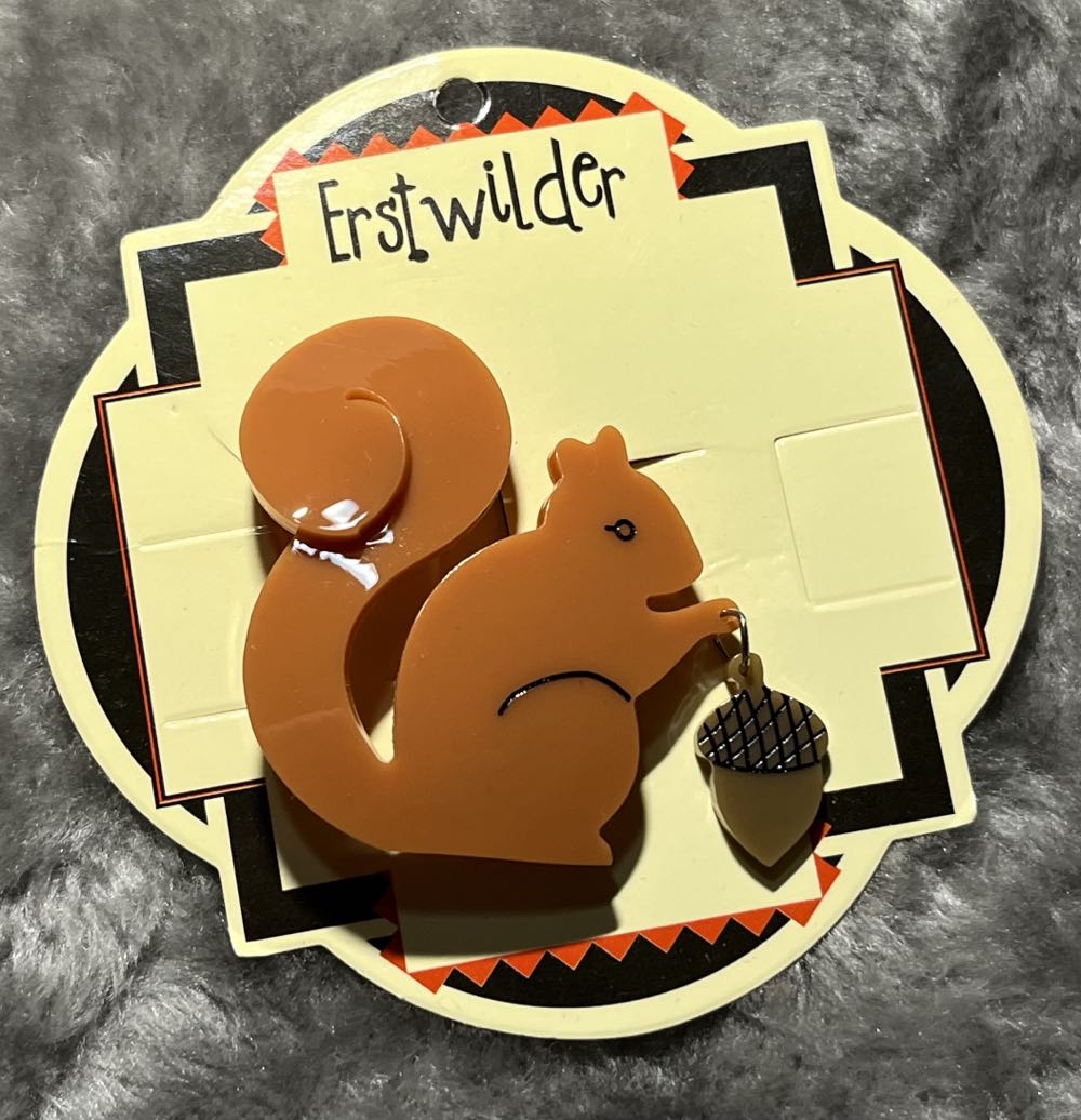 Erstwilder - The Satisfied Squirrel - Brooch pin collectible - Main Image 2