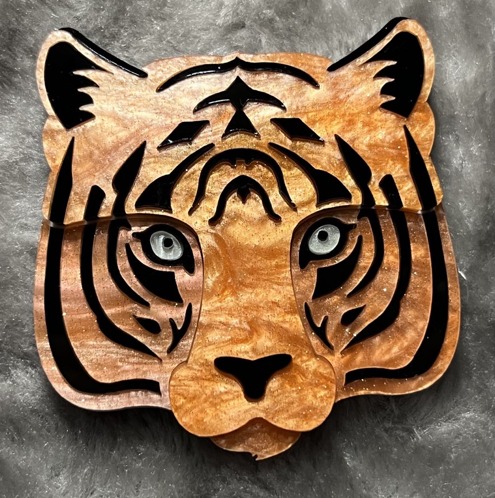 Deer Arrow - Titus the Tiger 2.0 (orange) - Brooch pin collectible - Main Image 2