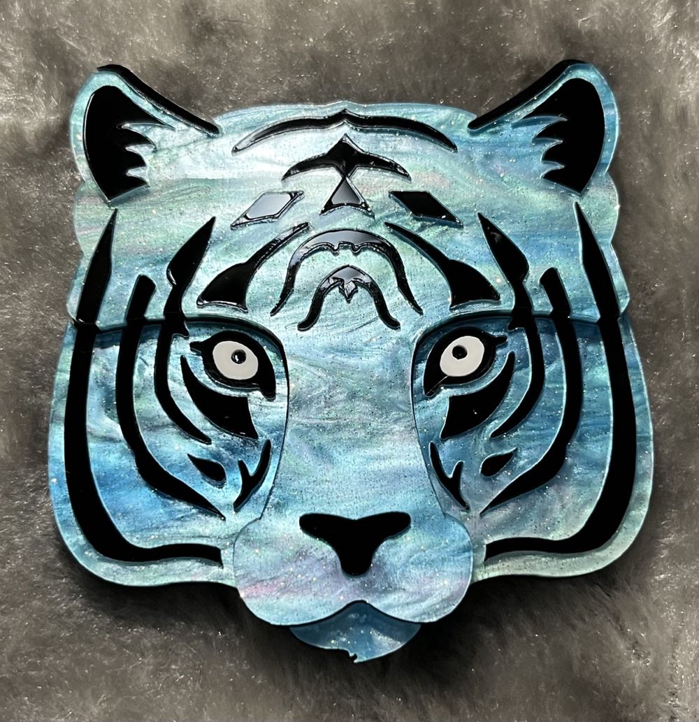 Deer Arrow - Titus the Tiger (blue) - Brooch pin collectible - Main Image 2