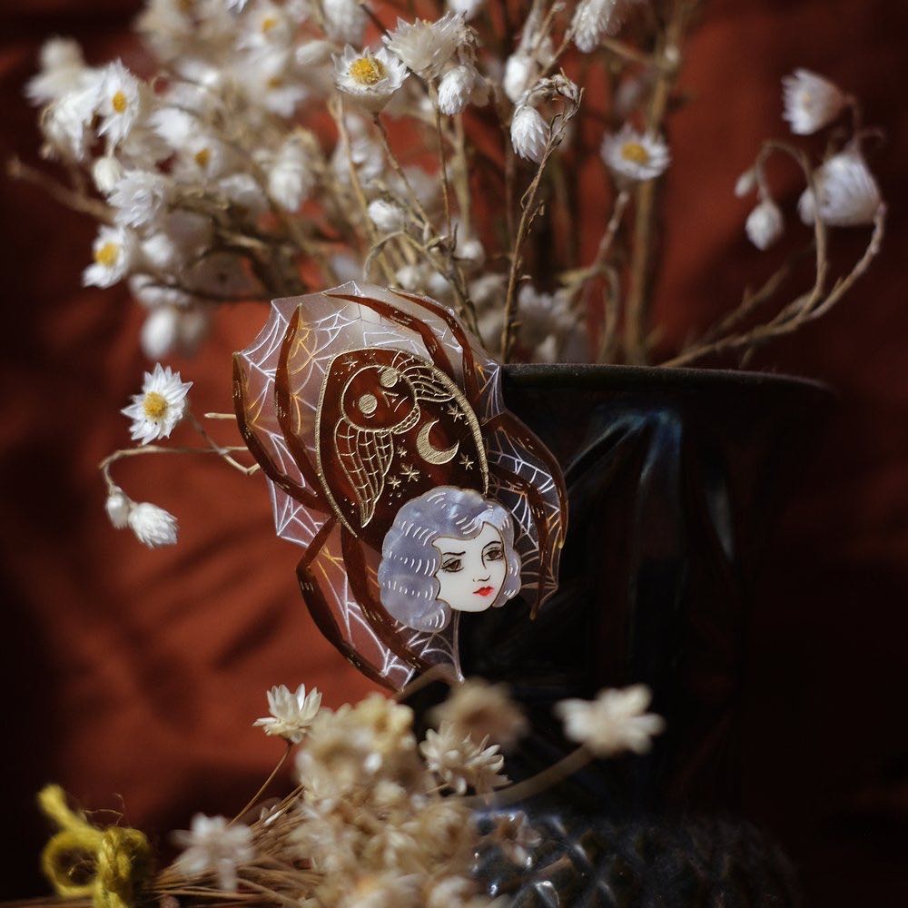 Kirbee Lawler - Spider Lady (light tortoiseshell) - Brooch pin collectible - Main Image 3