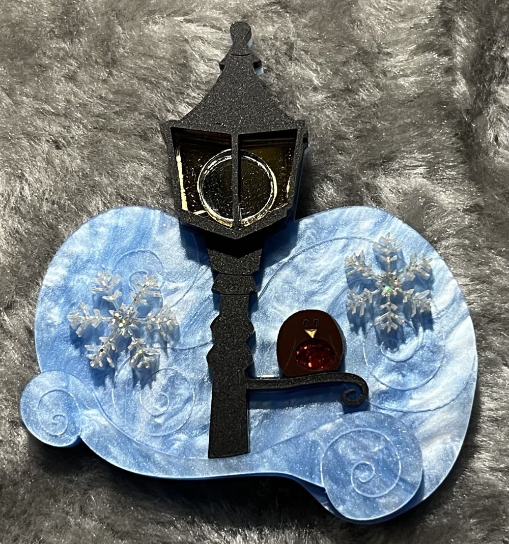 Pandacat - Winter Lamp Post and Robin - Brooch pin collectible - Main Image 2