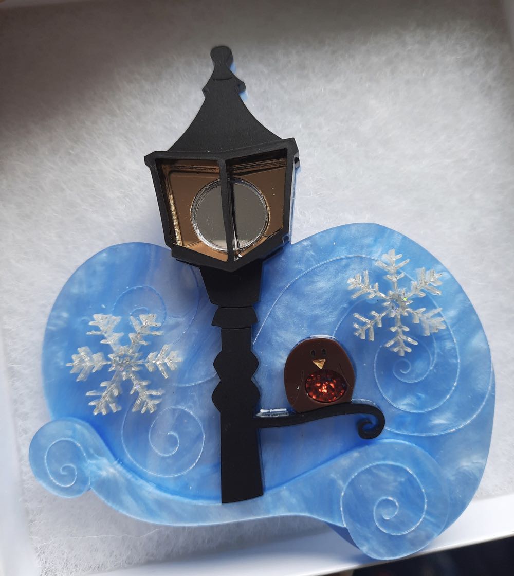 Pandacat - Winter Lamp Post and Robin - Brooch pin collectible - Main Image 3