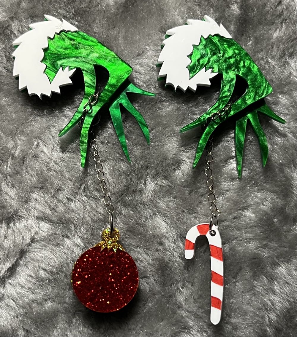 Kaiju Candy - Grinch Hand (bauble) - Brooch pin collectible - Main Image 2