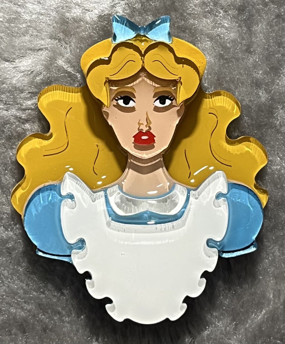Lillian*Madison - Alice Portrait - Brooch pin collectible - Main Image 3