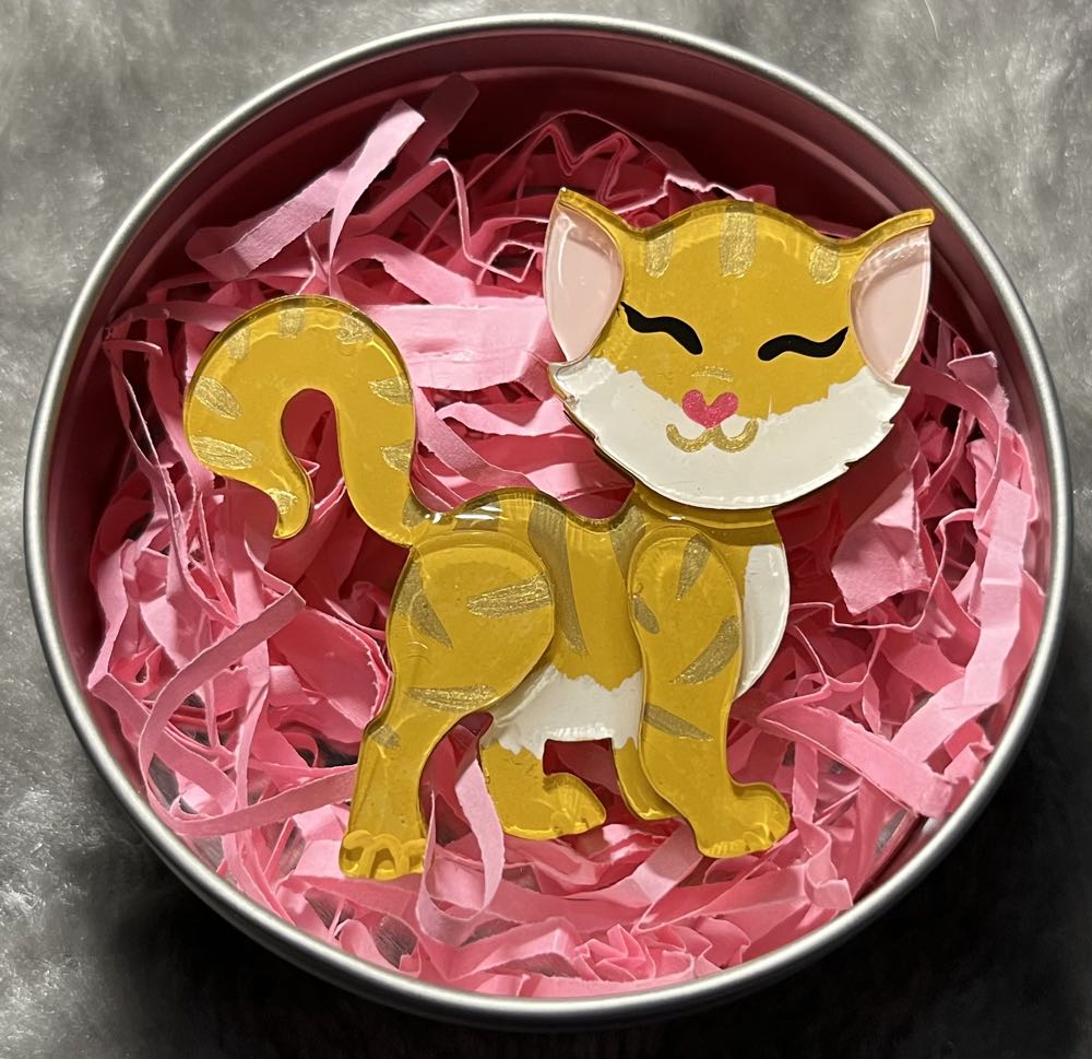 Lillian*Madison - Goldie the Cat - Brooch pin collectible - Main Image 2