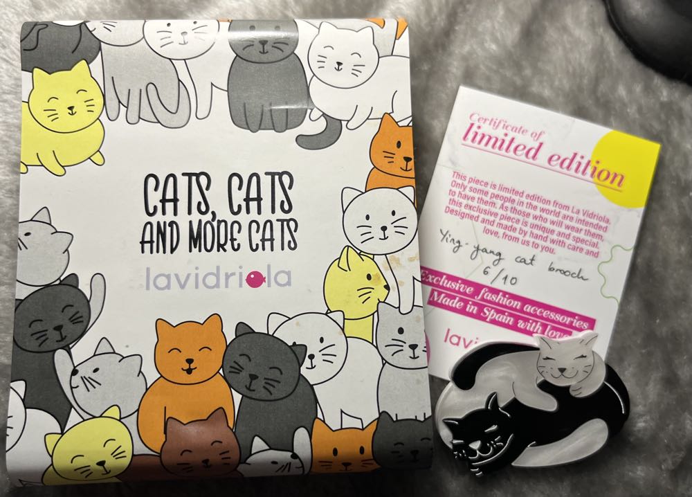 La Vidriola - Yin-Yang Cats - Brooch pin collectible - Main Image 3