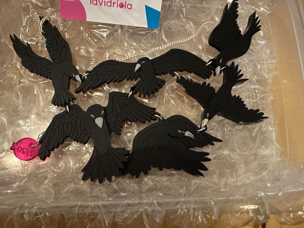 La Vidriola - Crows Attack - Necklace pin collectible - Main Image 2