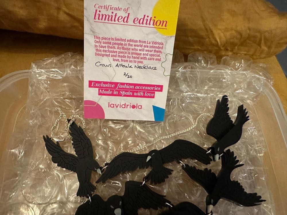 La Vidriola - Crows Attack - Necklace pin collectible - Main Image 3