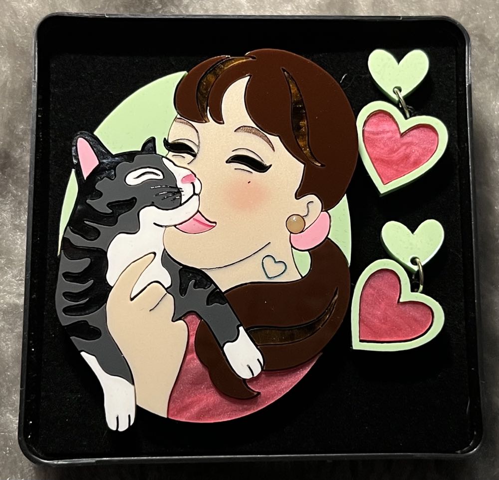 TMOMJ - Girl’s Best Friend (kitty) - Brooch pin collectible - Main Image 2