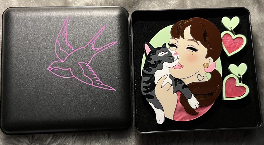 TMOMJ - Girl’s Best Friend (kitty) - Brooch pin collectible - Main Image 3