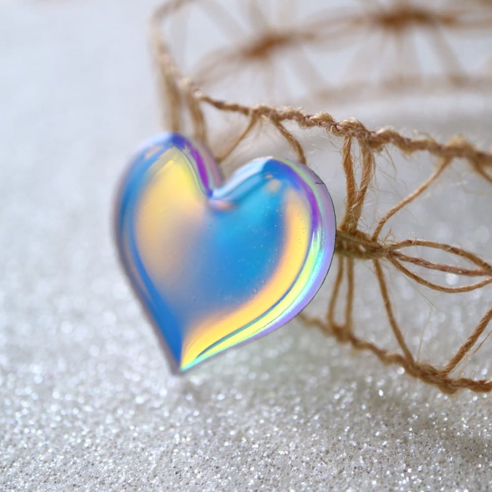 Vera Chan - Iridescent Heart - Brooch pin collectible - Main Image 3