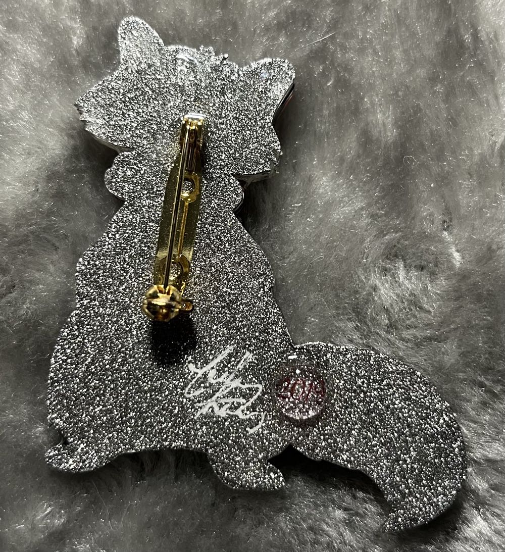 Vera Chan - Rufus the Raccoon (glitter) - Brooch pin collectible - Main Image 3