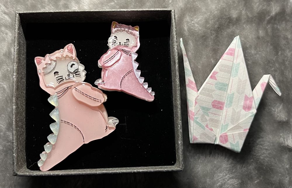 Vera Chan - Dino Cat (small pink) - Brooch pin collectible - Main Image 3