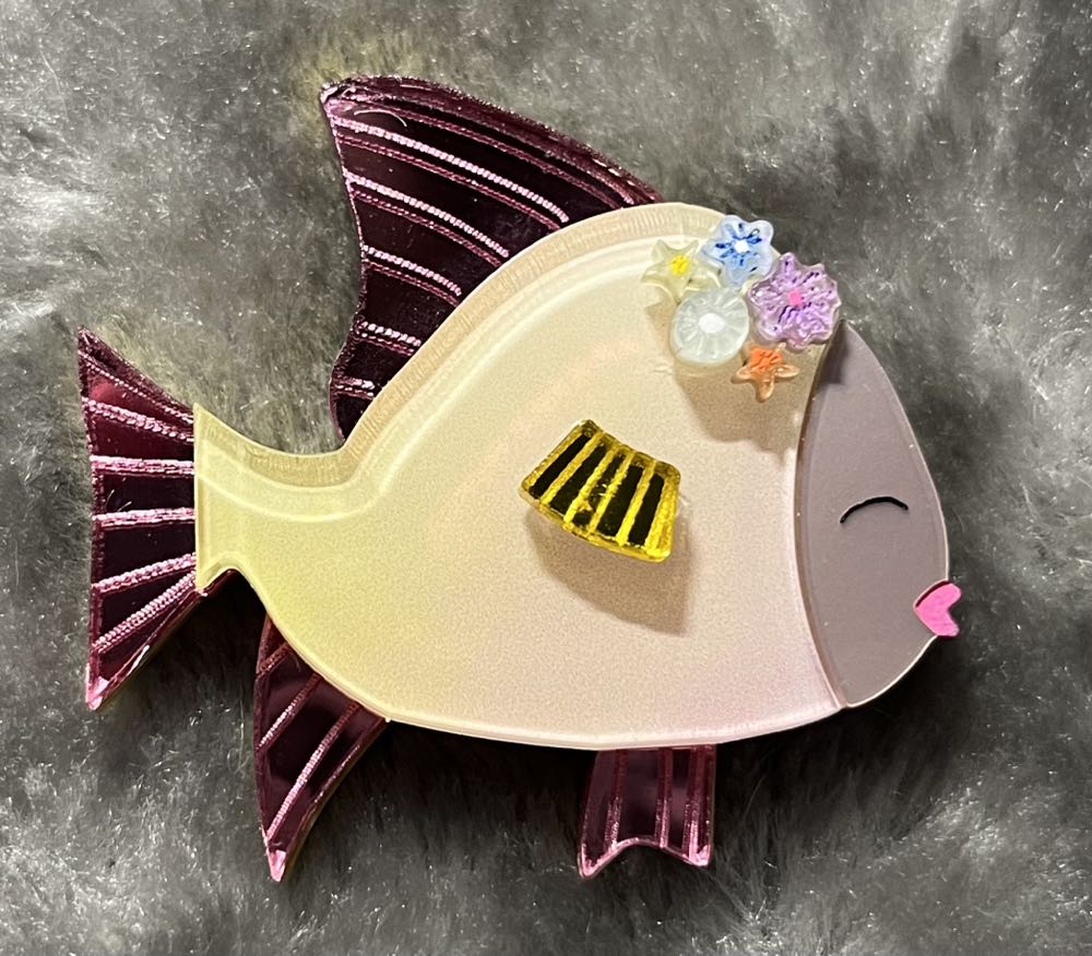 Wintersheart - Sue the Fish - Brooch pin collectible - Main Image 2