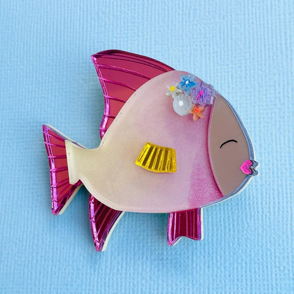 Wintersheart - Sue the Fish - Brooch pin collectible - Main Image 3