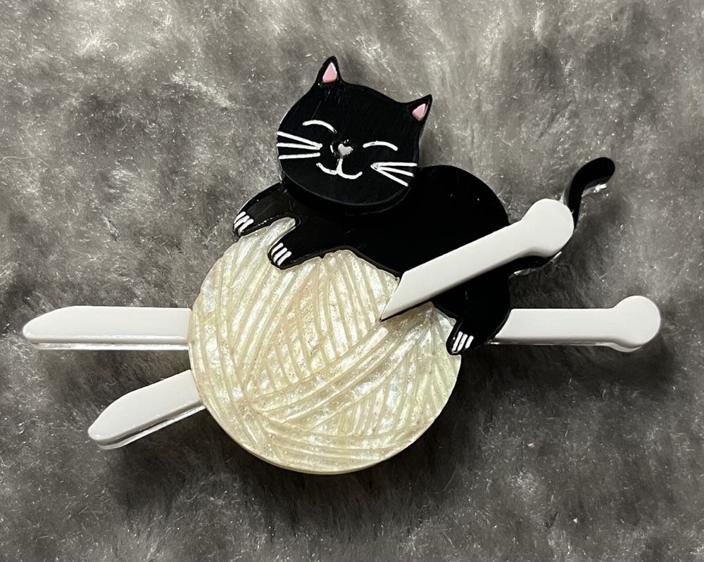Wintersheart - Knitting Kitty - Brooch pin collectible - Main Image 2