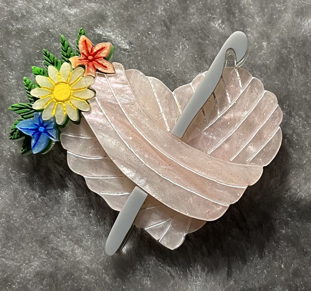 Wintersheart - Crochet Heart - Brooch pin collectible - Main Image 2