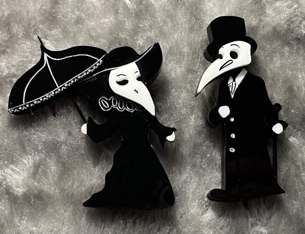 Wintersheart - Elegant Plague Doctor (female) - Brooch pin collectible - Main Image 4