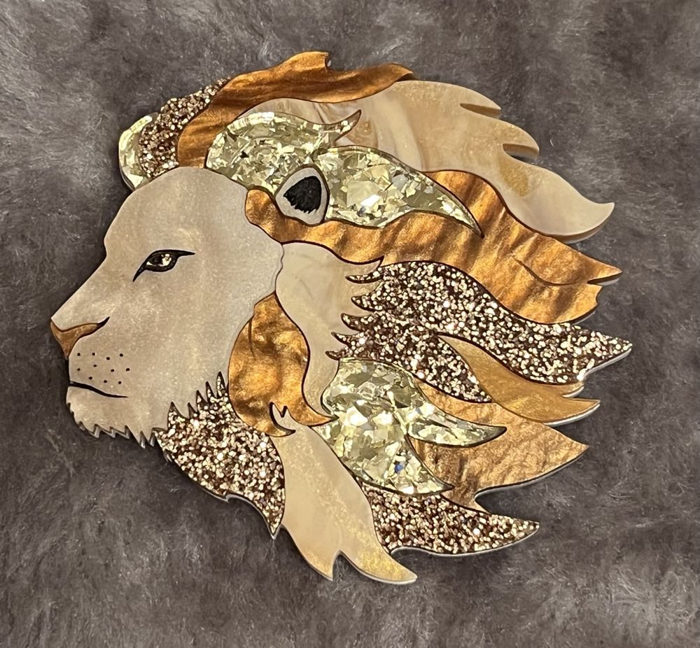 Blue Raven Designs - Cecil the Lion (gold) - Brooch pin collectible - Main Image 2