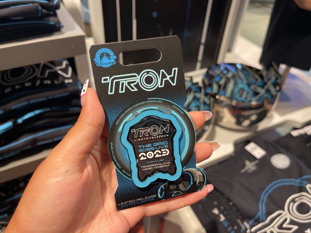 Tron: Lightcycle Run Powering Up  pin collectible [Barcode 400951019432] - Main Image 4