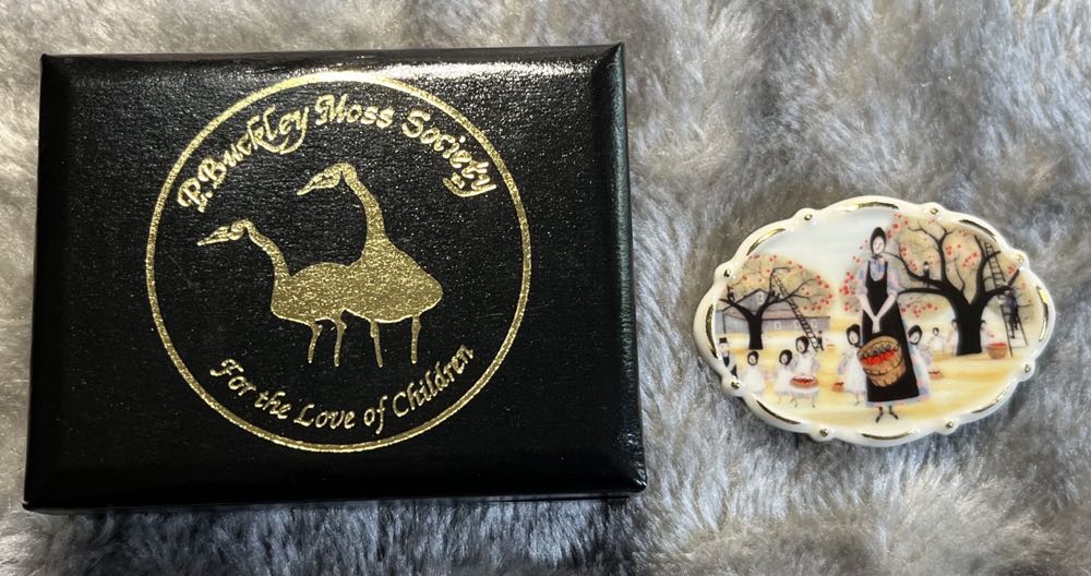 P. Buckley Moss Society - 2003 Bringing in the Apples - Ceramic Brooch pin collectible - Main Image 4