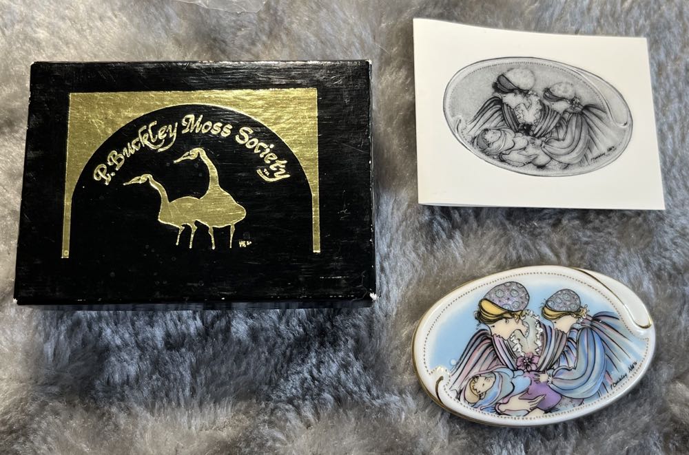 P. Buckley Moss Society - 1990 The Newborn - Ceramic Brooch pin collectible - Main Image 3