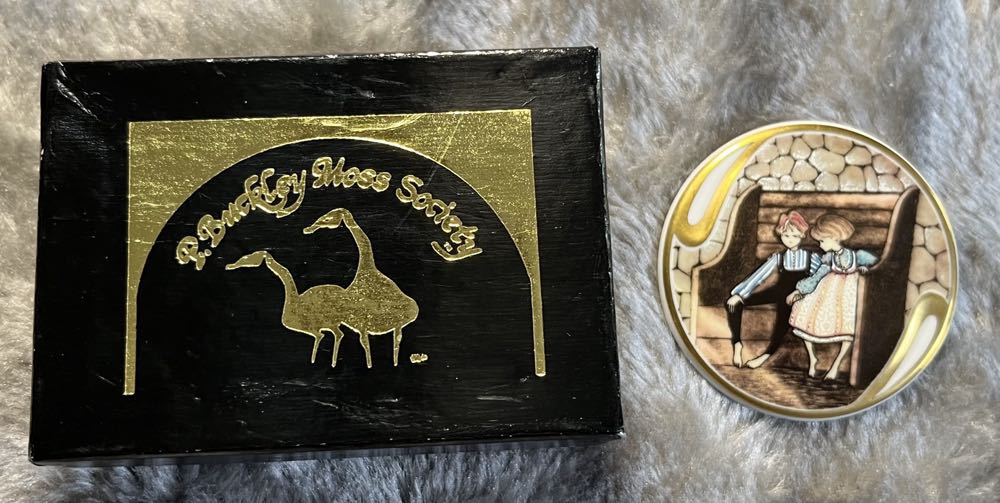 P. Buckley Moss Society - 1993 Friendship - Ceramic Brooch pin collectible - Main Image 3