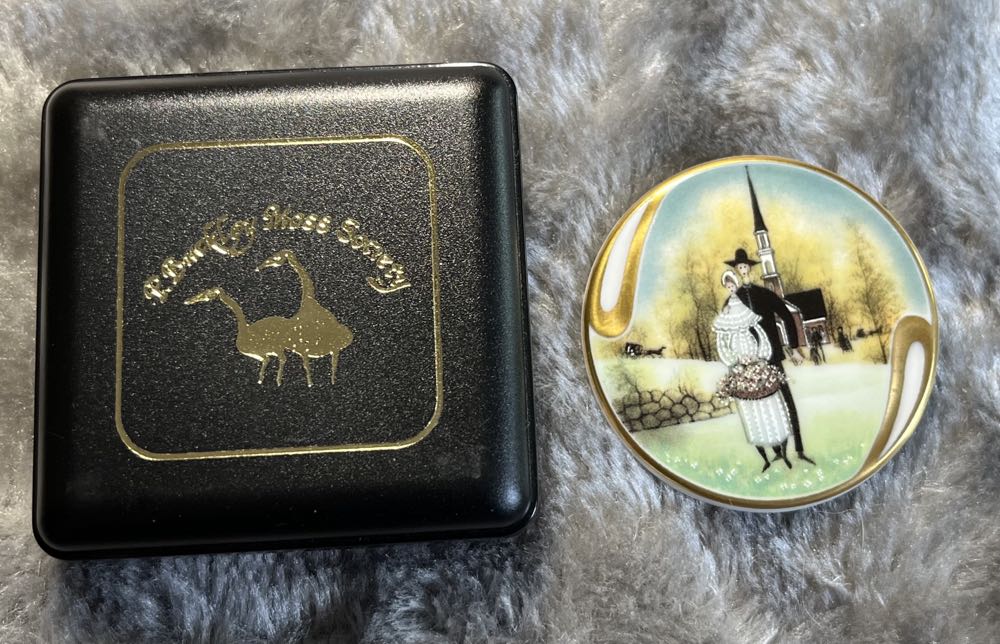 P. Buckley Moss Society - 1994 Country Wedding - Ceramic Brooch pin collectible - Main Image 3