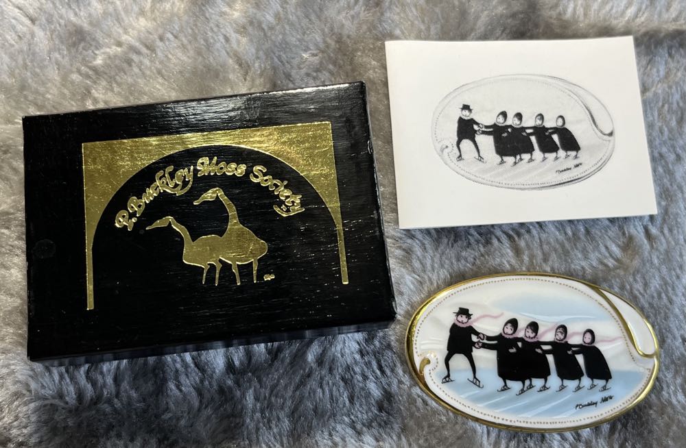 P. Buckley Moss Society - 1991 Chorus Line - Ceramic Brooch pin collectible - Main Image 3