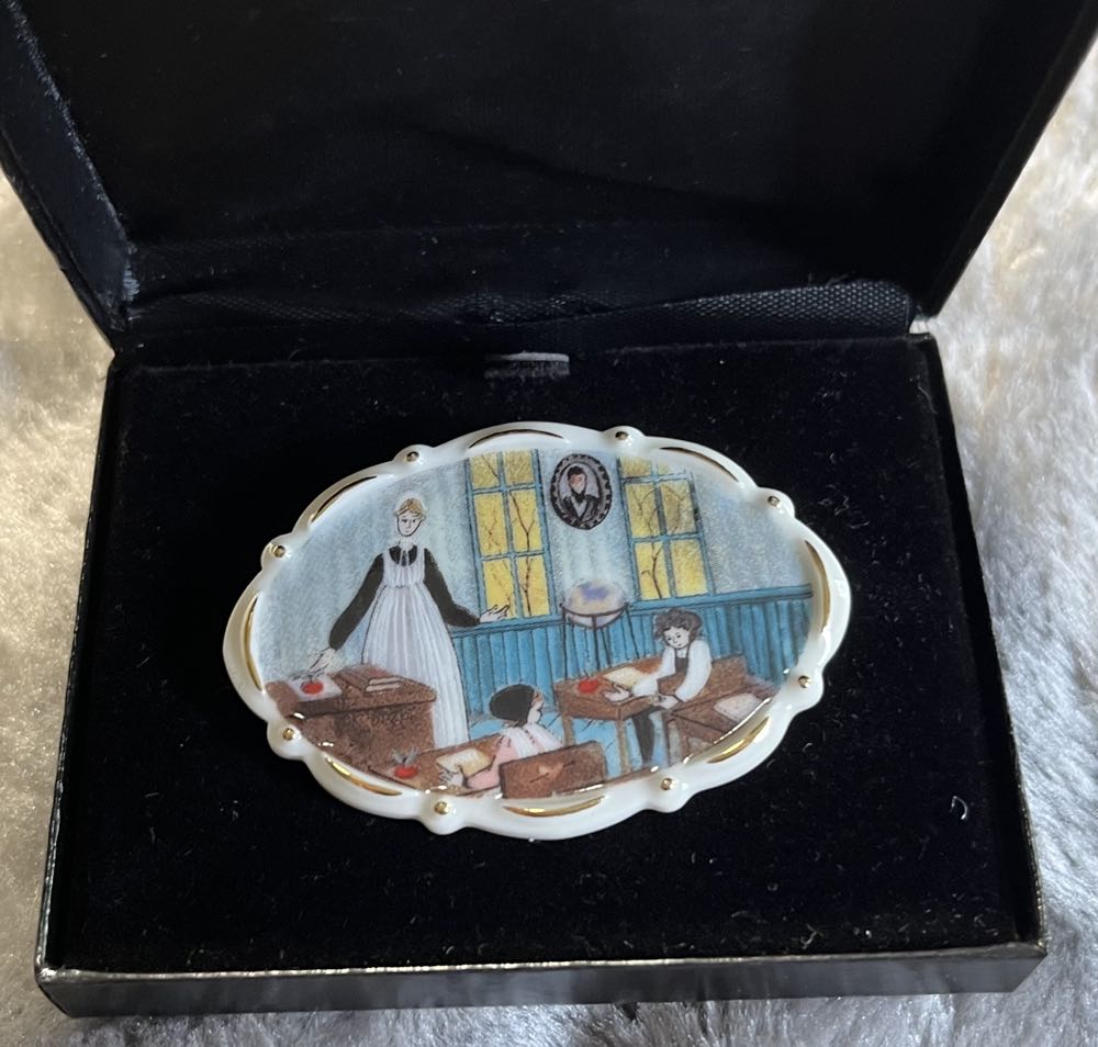 P. Buckley Moss Society - 2005 Today’s Lesson - Ceramic Brooch pin collectible - Main Image 4