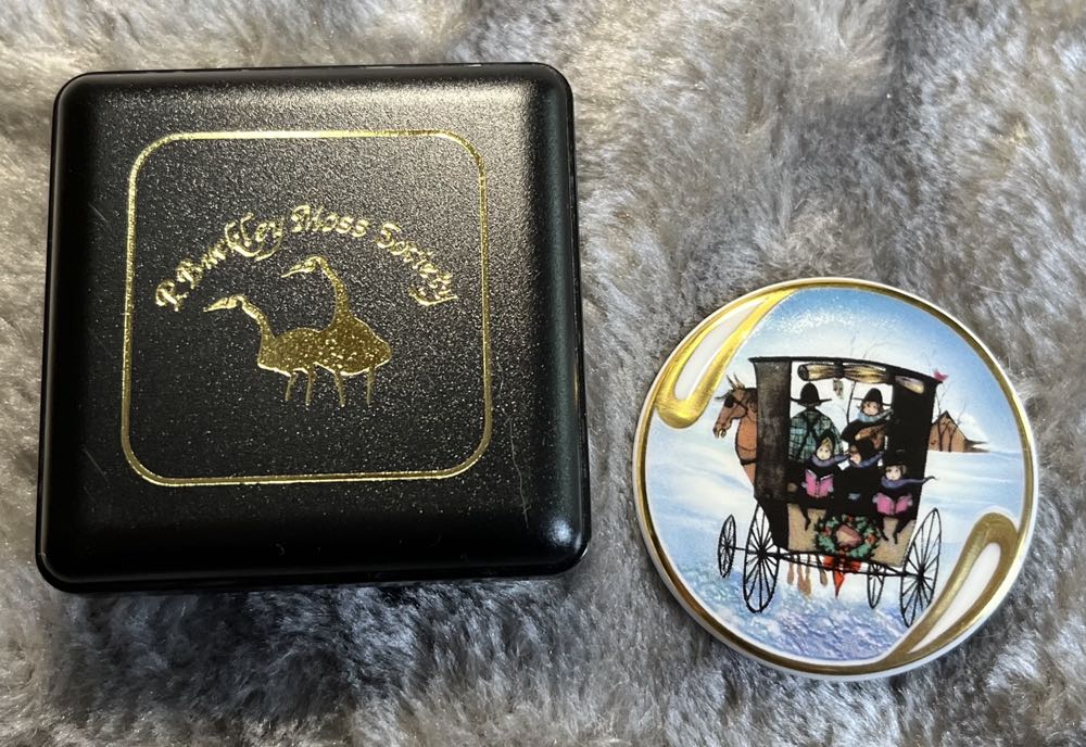 P. Buckley Moss Society - 1996 Christmas Carol - Ceramic Brooch pin collectible - Main Image 3