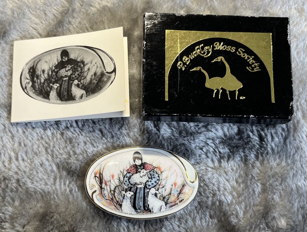 P. Buckley Moss Society - 1989 Mary with Lambs - Ceramic Brooch pin collectible - Main Image 3
